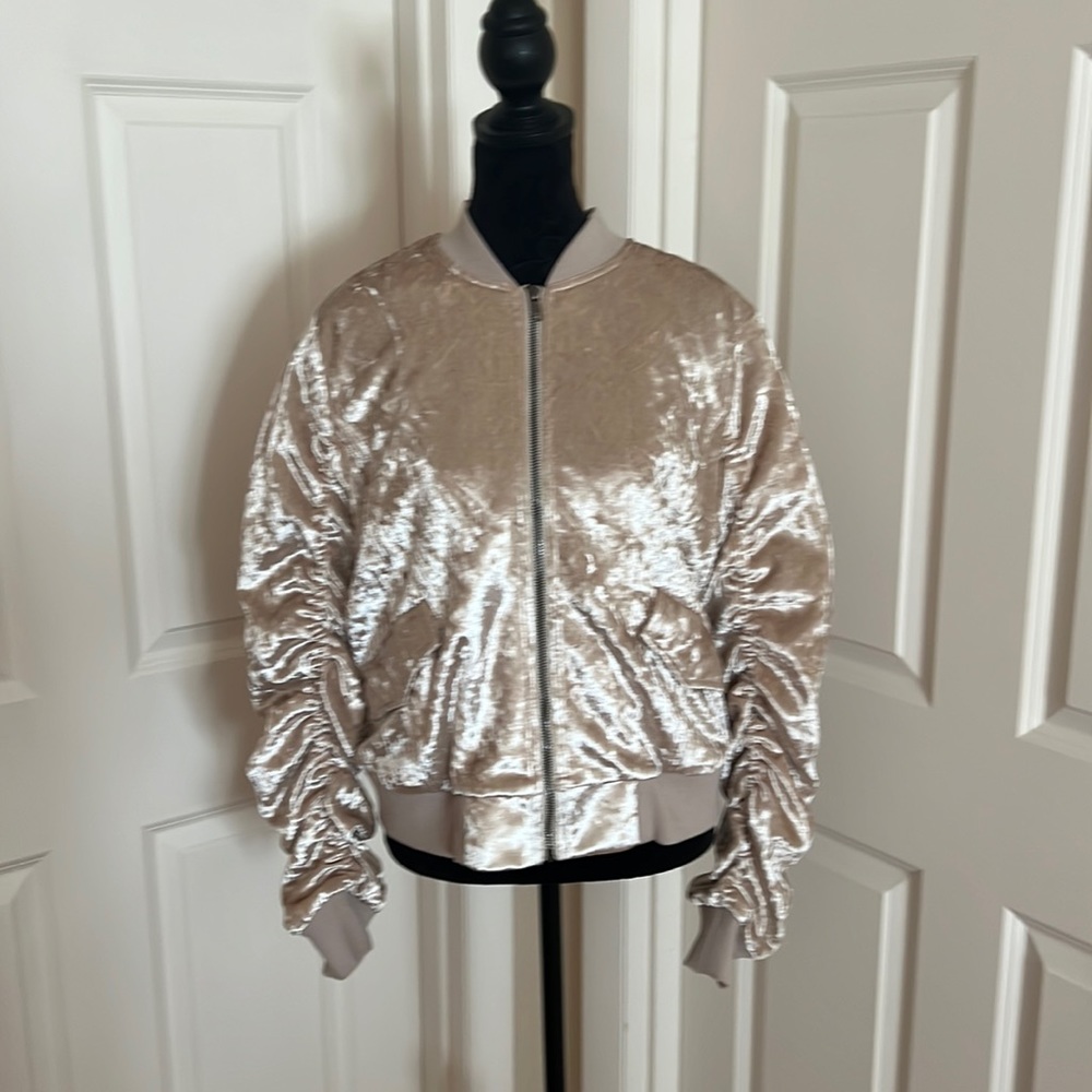 FATE by LFD, women’s, M, light jacket. Zip up w/ 2 usable pockets in front.